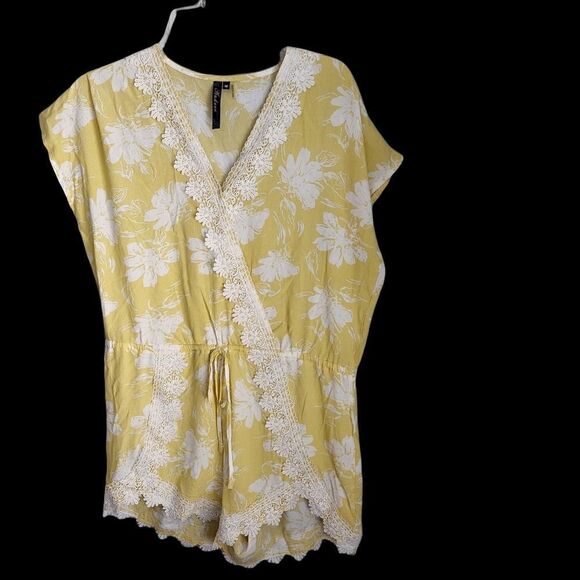 ANDREE BY UNIT WOMEN'S ROMPER  YELLOW WITH WHITE LACE TIE WAIST SIZE MEDIUM - Picture 1 of 6